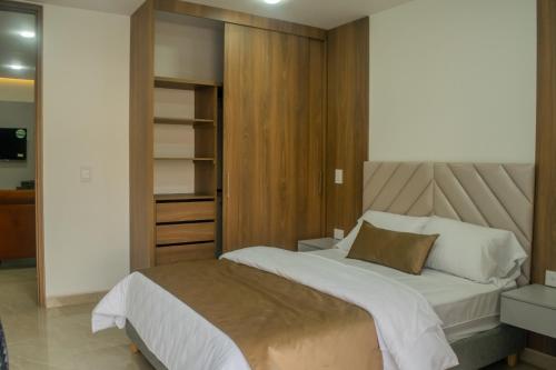 布卡拉曼加Mar Apartamentos的一间卧室配有一张大床和一个衣柜
