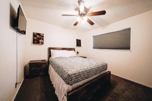 三河城Pebble Creek的一间卧室配有一张床和吊扇