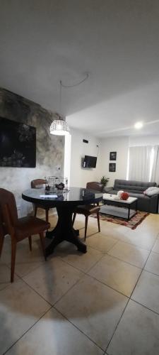 里奥夸尔托Rio Apart Imperio的客厅配有桌子和沙发