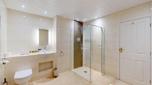 克利夫罗斯特克酒店的带淋浴、卫生间和盥洗盆的浴室