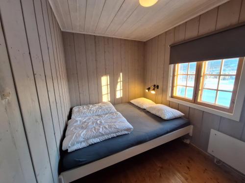 耶卢Øen Turistsenter Cottages的一间小卧室,卧室内配有一张床,房间设有窗户