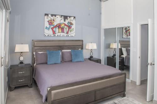 Jolly Harbour246C, South Finger, Waterfront的一间卧室配有一张带蓝色枕头的大床