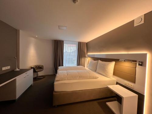 特尔纳瓦DEPENDANCE PATRIOT Trnava的酒店客房设有床和窗户。