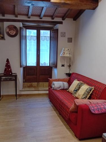 拉迪科法尼La Casa di Olga的客厅设有红色的沙发和窗户。
