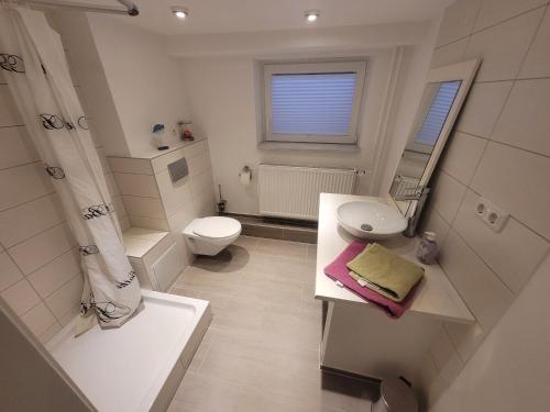 策勒Zimmer im Souterrain mit eigenem Bad的白色的浴室设有卫生间和水槽。