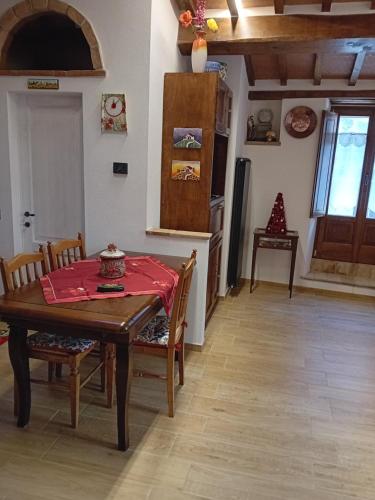 拉迪科法尼La Casa di Olga的厨房配有桌椅和冰箱。