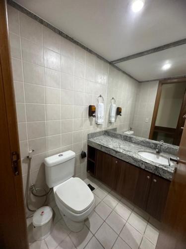 塔瓜汀加HOTEL condomínio EDIFÍCIO COMFORT TAGUATINGA FLAT的一间带卫生间和水槽的浴室