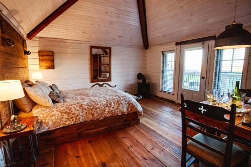 OrmstownEco Lodge Bûcheron Bergère的卧室配有一张床铺,位于带木墙的房间内