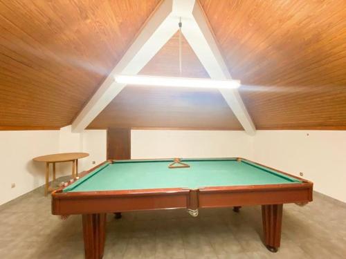 GH Odivelas - Quartos em Casa com Bilhar!的天花板客房内的台球桌