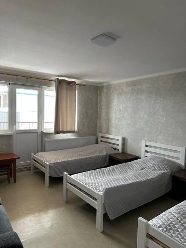 科韦利Apartment的一间带两张床和一张沙发的卧室