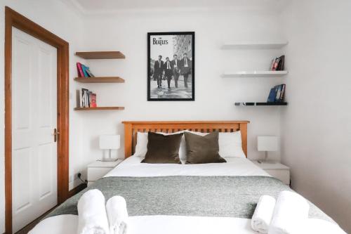 伦敦Fulham Rooms的卧室配有白色的大床和架子