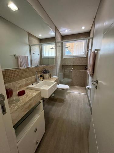 弗洛里亚诺波利斯Suite em linda casa em Jurerê internacional的一间带水槽和卫生间的浴室