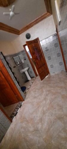 达赫拉Dar Salam的客房享有高空的景致,设有浴室和地板。