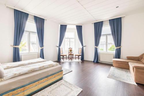 维也纳Charming spacious apartment的一间卧室配有一张床、一张沙发和窗户。