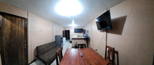 希门尼斯港BRIKE Apartamento的一间配备有桌子、沙发和电视的客房