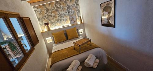 伊科德洛斯维诺斯Suite 85, Villa Boutique privada con piscina的酒店客房,配有一张带两双鞋的床