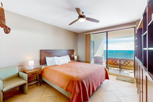 奥兰治比奇Pelican Pointe 1506的一间卧室设有一张床和一个海景阳台