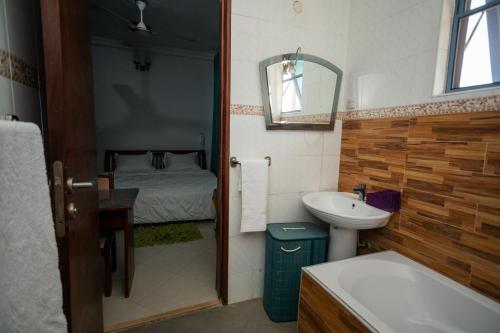 阿克拉Beauty Hotel的一间带水槽和床的浴室