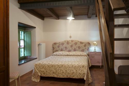 阿贝托内Agriturismo Al Castagno的卧室配有床、椅子和窗户。