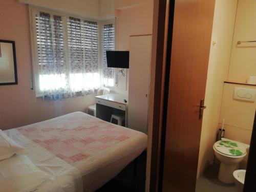 洛阿诺HOTEL GIORDANA的一间带床和水槽的小浴室
