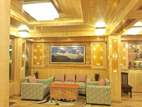 甘托克Hotel Zingkham Residency的客厅配有沙发和墙上的绘画