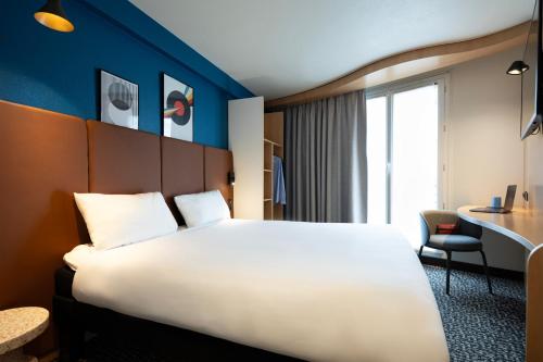 巴黎巴黎里昂火车站勒伊宜必思酒店的酒店客房设有一张大床和一张书桌。