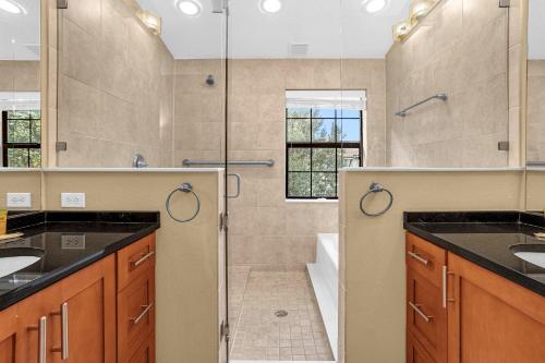 奥兰多8543 - 4BR Disney World Vacation Townhome的一间带两个盥洗盆和淋浴的浴室