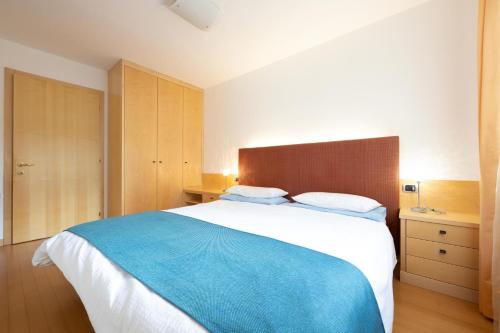 卡纳泽伊Cesa Delba的一间卧室配有一张带蓝色毯子的大床