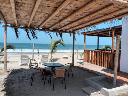 卡诺阿斯德蓬萨尔Bungalows Sol y Mar的海滩上带桌椅的天井