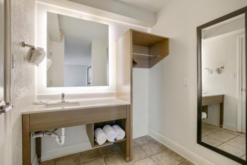 格尔夫海岸海滨度假酒店的一间带水槽和镜子的浴室