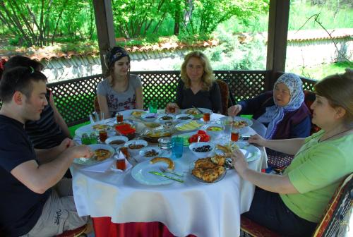 番红花城梅威斯哈尼姆克纳奇酒店的一群坐在桌子旁吃食物的人