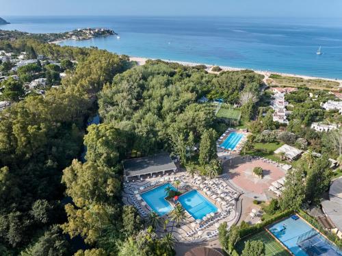 杰若米斯Calaserena Resort的享有度假胜地的空中景致,设有2个游泳池