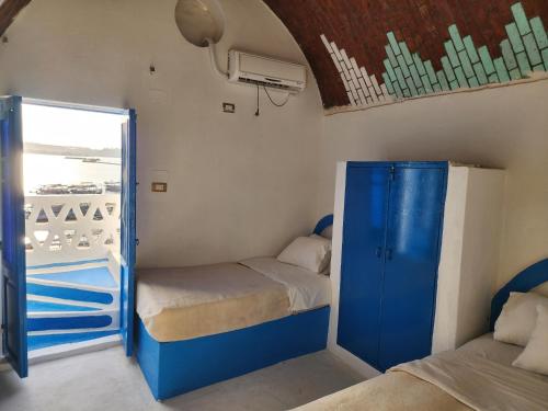 ShellalEndo Mando的小房间设有两张床和窗户