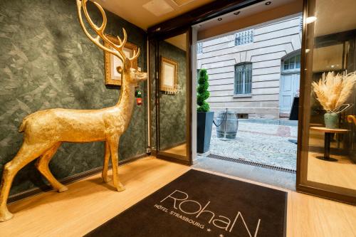 斯特拉斯堡Hotel Rohan, Centre Cathédrale的商店橱窗里鹿的雕像