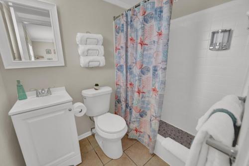 巴拿马城海滩Sea Foam Suites的一间带卫生间和淋浴帘的浴室
