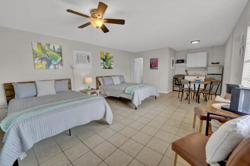 巴拿马城海滩Sea Foam Suites的一间带两张床的卧室和一间客厅
