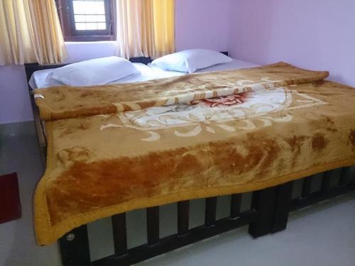 马迪凯里Dhruva Homestay的卧室内的一张大床,上面有大毯子