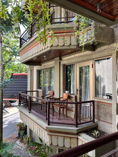 塞米亚克Galayanee’s Resort Apartment的房屋设有带桌椅的阳台