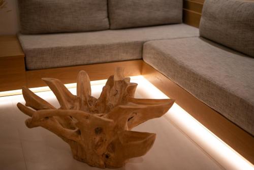 阿里克斯YOLO Resort - Loft的客厅的一张木桌,旁边是沙发