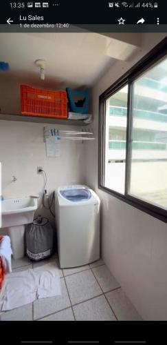 瓜拉派瑞Guarapari Enseada Azul的一间带卫生间、水槽和窗户的浴室