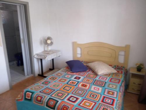 特拉曼达伊Apartamento para casal. Perto do mar的一间卧室配有一张带木制床头板的床