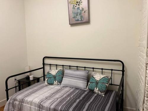 Charming 2Bd/2bth Retreat in Downtown Richmond客房内的一张或多张床位