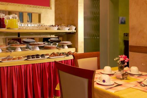 都灵嘉林佩缇酒店的餐厅的餐桌,提供自助餐