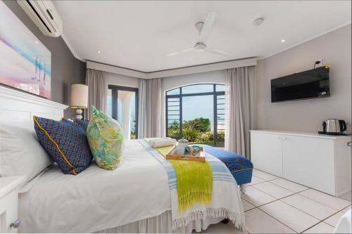 巴利托Lalaria Ocean Villa Suite 3的一间卧室配有一张大床,上面有桌子