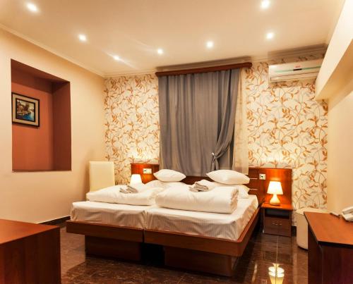 埃里温埃里温米亚卡萨酒店的一间卧室设有两张床和窗户。