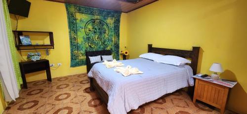 福尔图纳Alojamientos N&S的一间卧室配有一张床,上面有两条毛巾