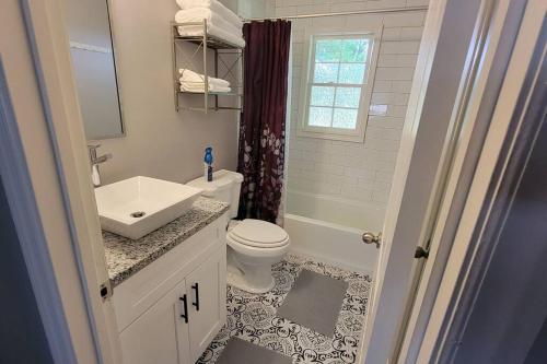 斯帕坦堡Cozy 3BR house near downtown Spartanburg.的白色的浴室设有水槽和卫生间。