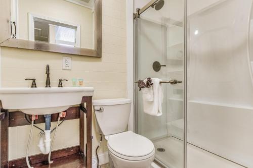 彭萨科拉Robin's Nest的浴室配有卫生间、盥洗盆和淋浴。