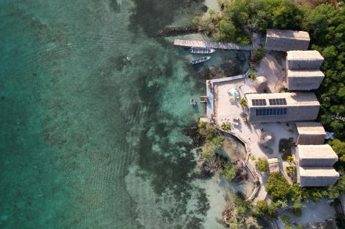 Tintipan IslandSanta Lova Eco-hostel Isla Tintipan的水边度假村的空中景观