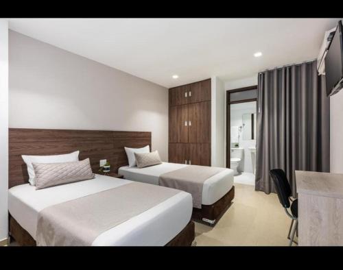 巴兰卡韦梅哈Hotel Elite的酒店客房带两张床和一间浴室